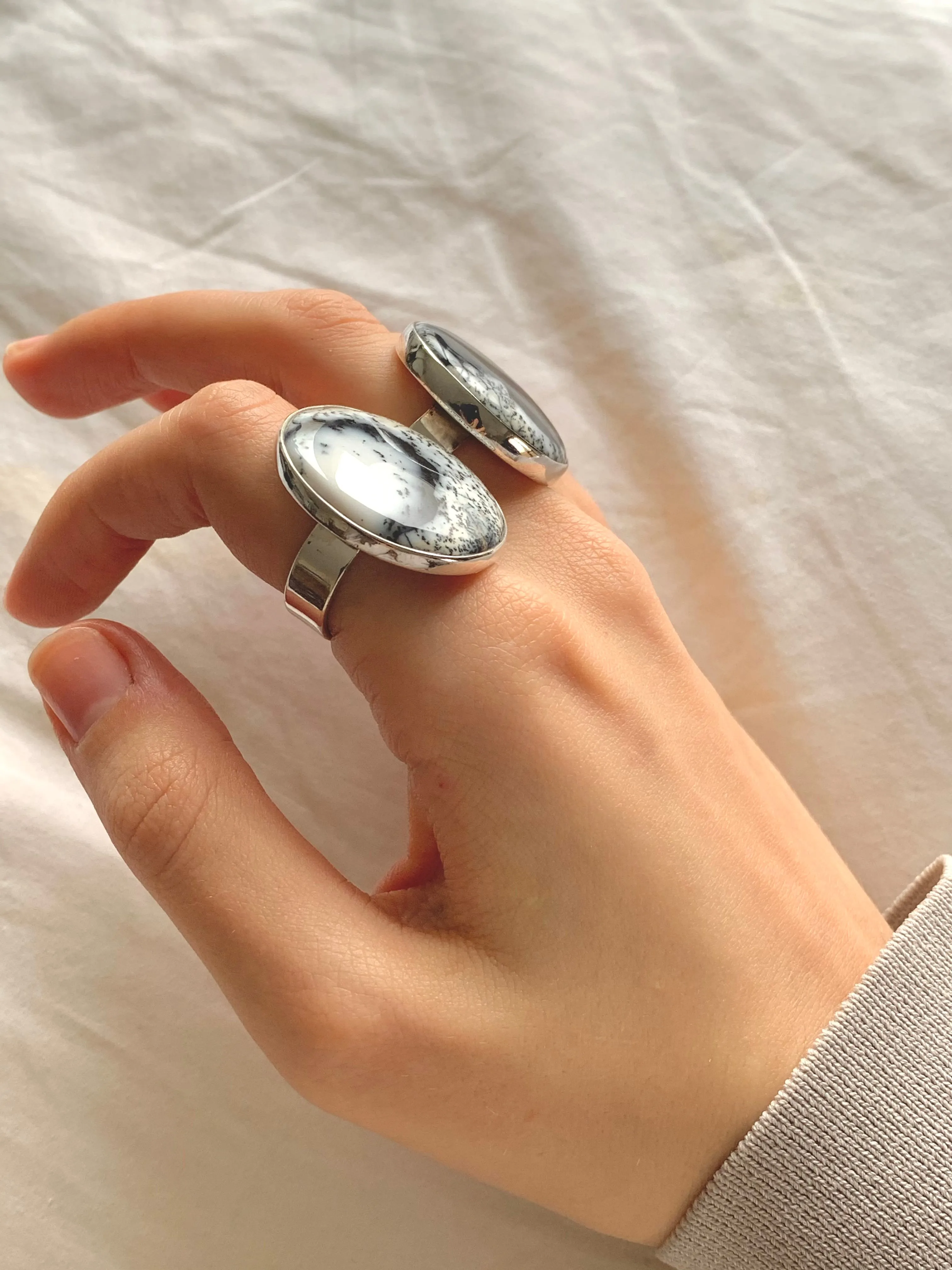 Dendritic Agate Akoni Ring - Round (US 8.5 & 10.5)