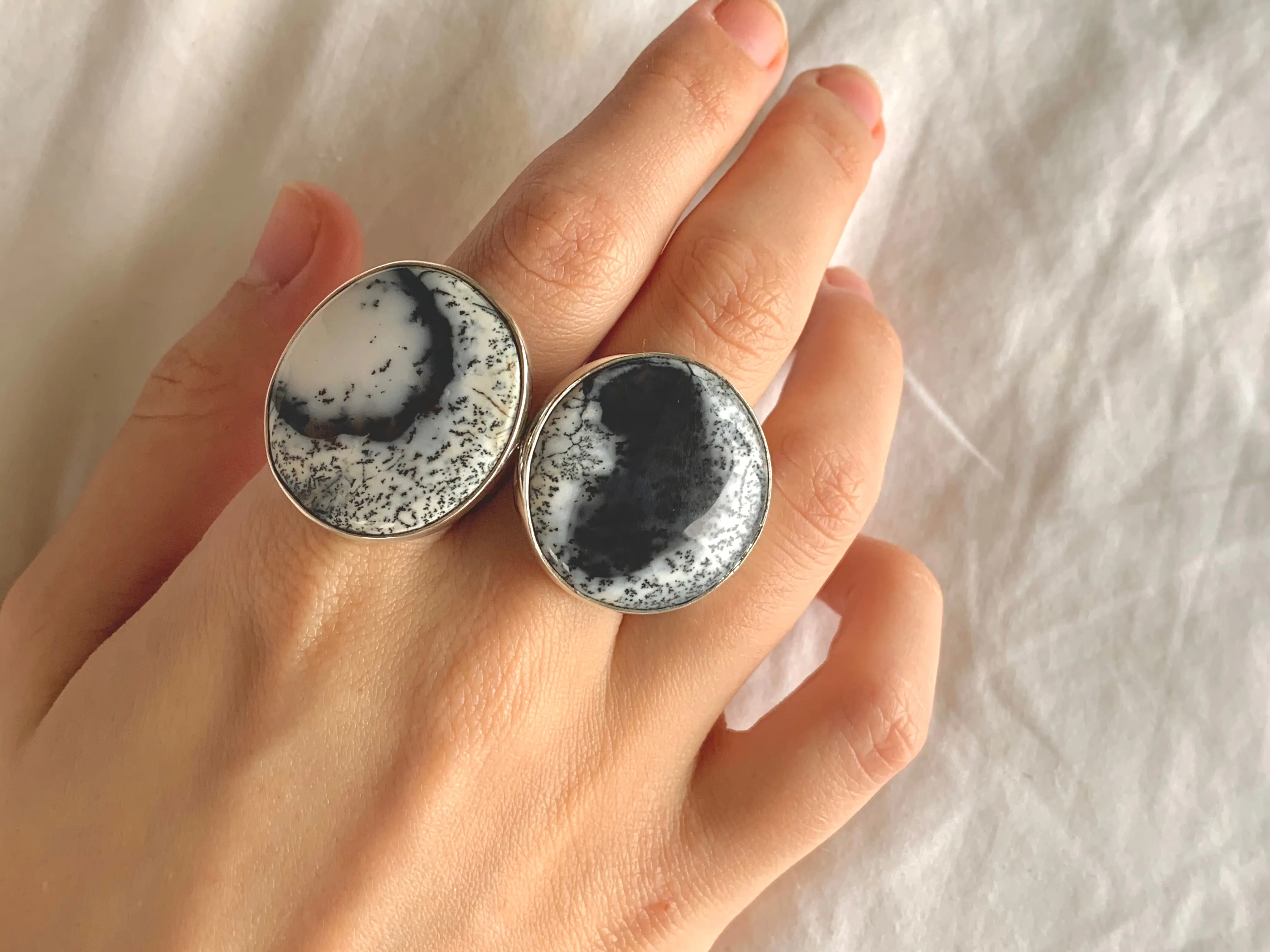 Dendritic Agate Akoni Ring - Round (US 8.5 & 10.5)