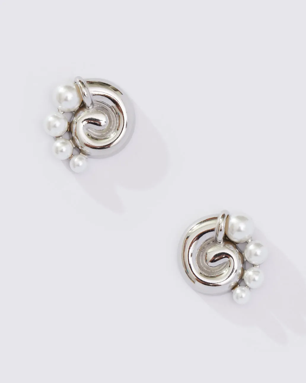PEARL PUKA STUD