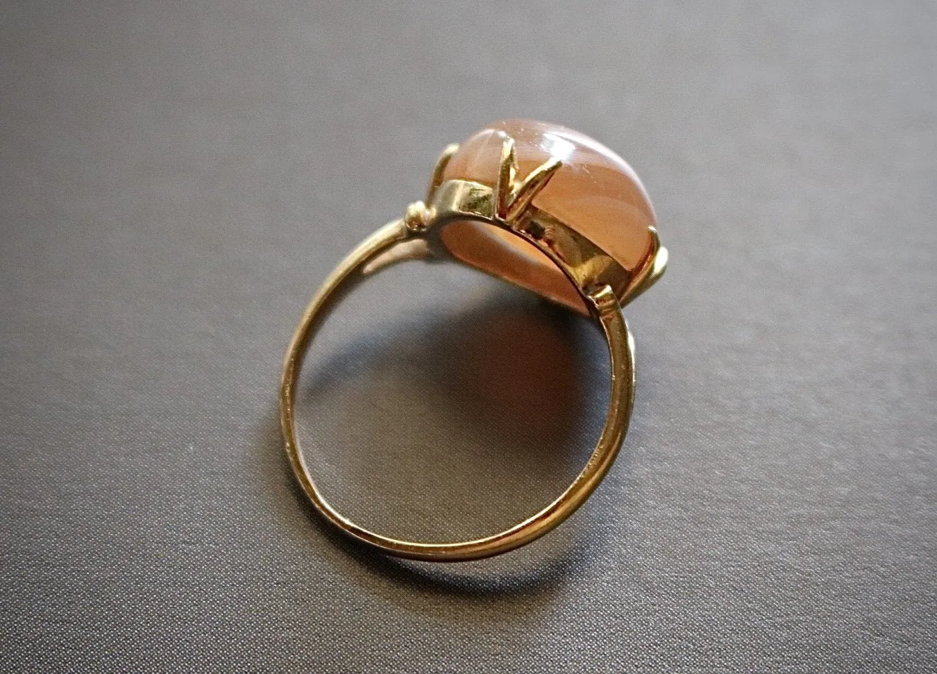 Vintage 18kt Yellow Gold and Agate Ring