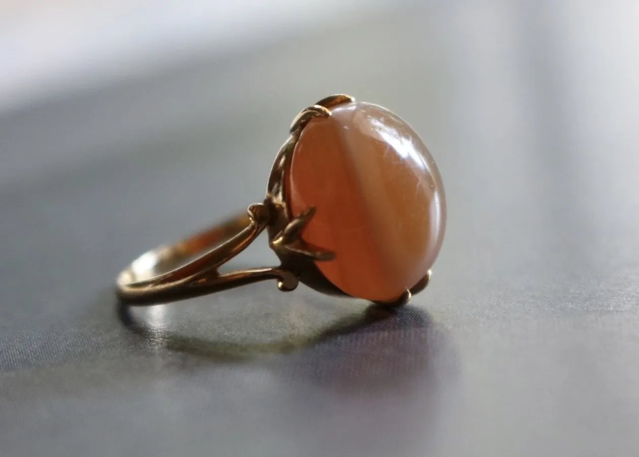 Vintage 18kt Yellow Gold and Agate Ring
