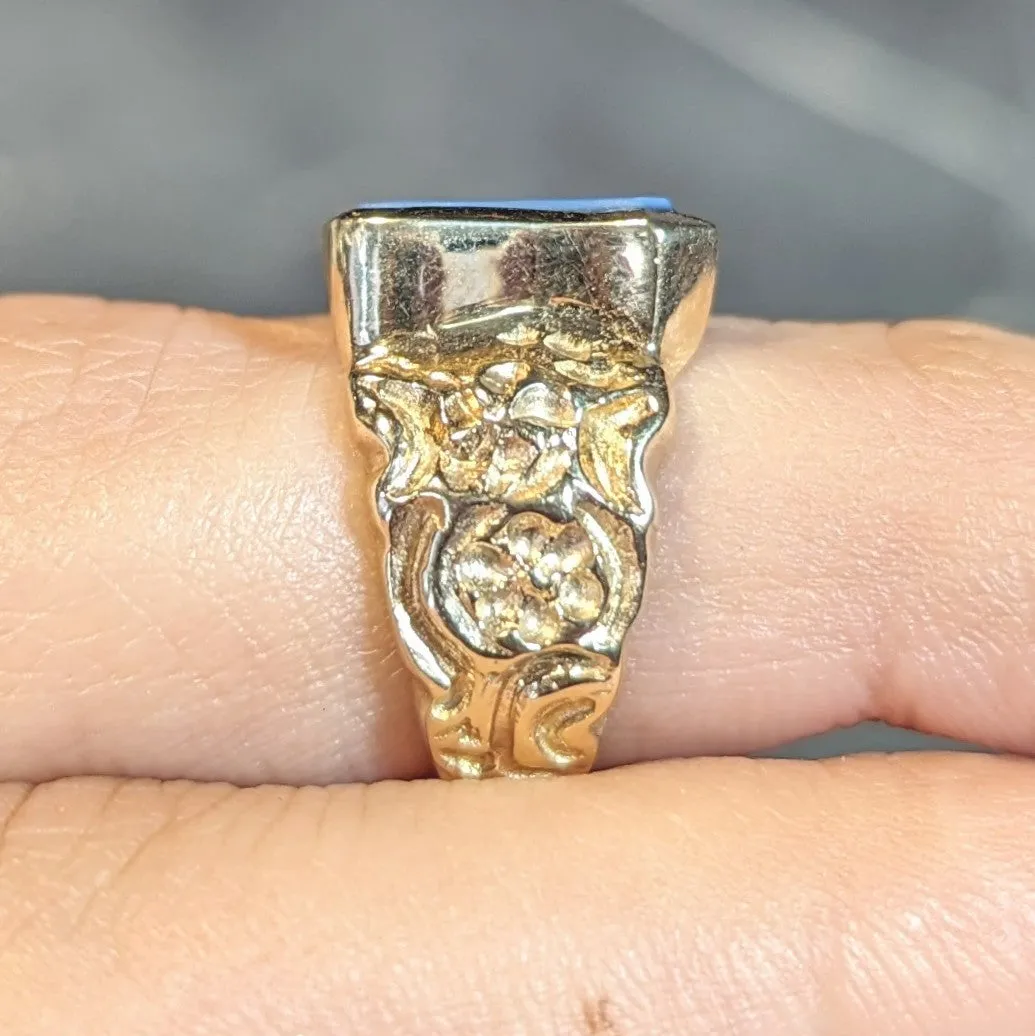 Vintage Carved Agate 14 Karat Yellow Gold Crest Unisex Signet Ring